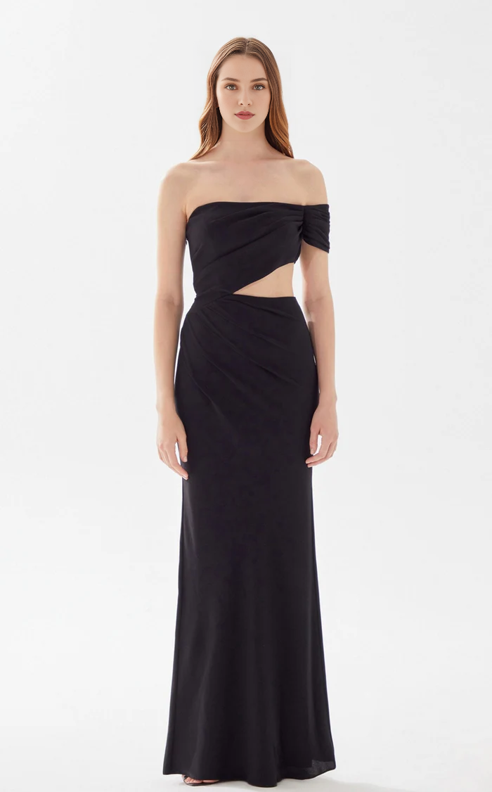 Abito da sera aderente lungo fino al pavimento, con scollo a cuore e spalle scoperte